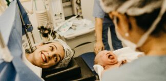 Pressade arbetsvillkor under pandemin: Hur vårdpersonal inom mödra- och neonatalvård påverkades