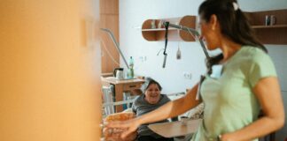 Kortare arbetsvecka för undersköterskor ska förbättra arbetsmiljön